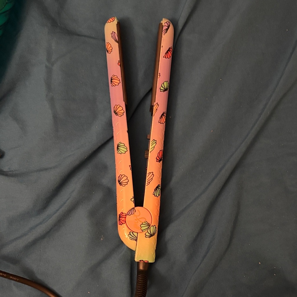 PYT Hair Straightener with Shell Design